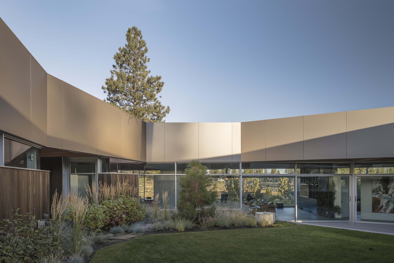 美式环保山居 · M1 House 的木质“浮动”屋顶设计丨美国本德丨FRPO Rodriguez & Oriol-21