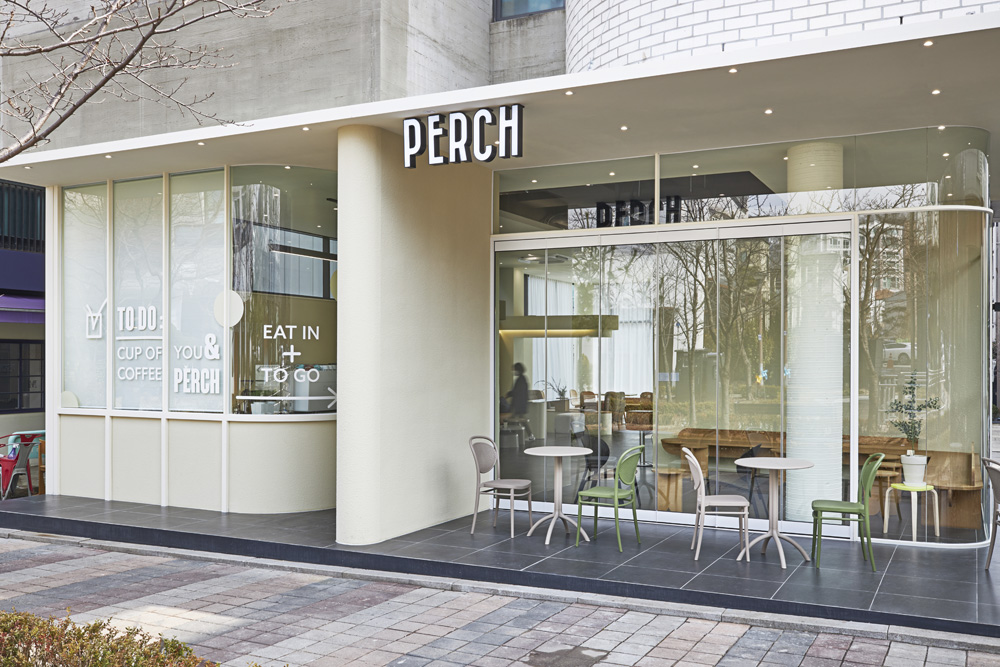 明亮的现代咖啡厅，32 平米打造舒适氛围-2