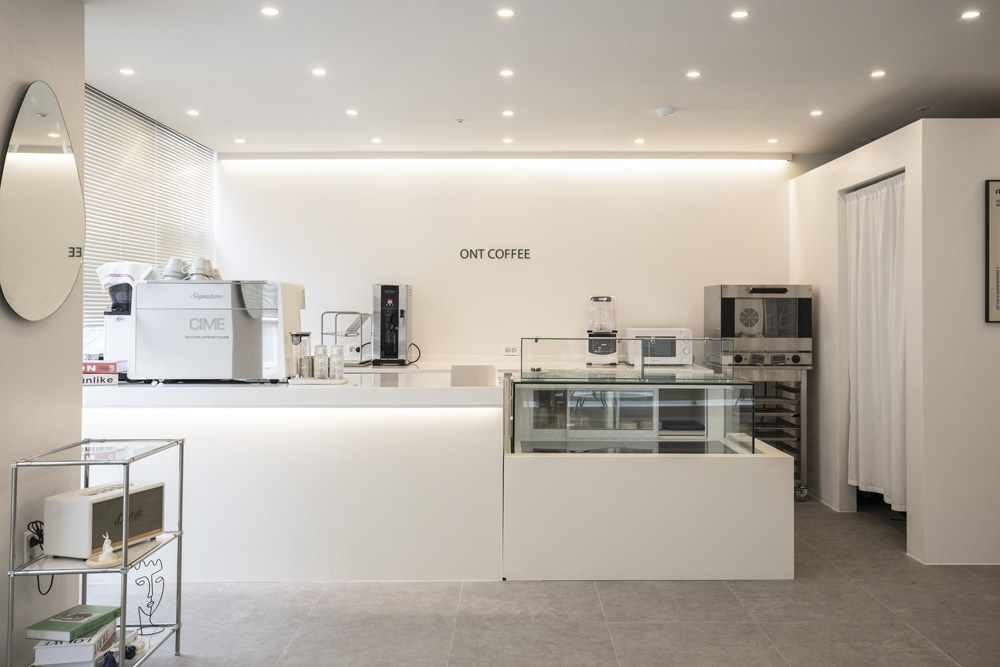 白色调的极简主义 | 17 平米的小户型咖啡厅设计-9