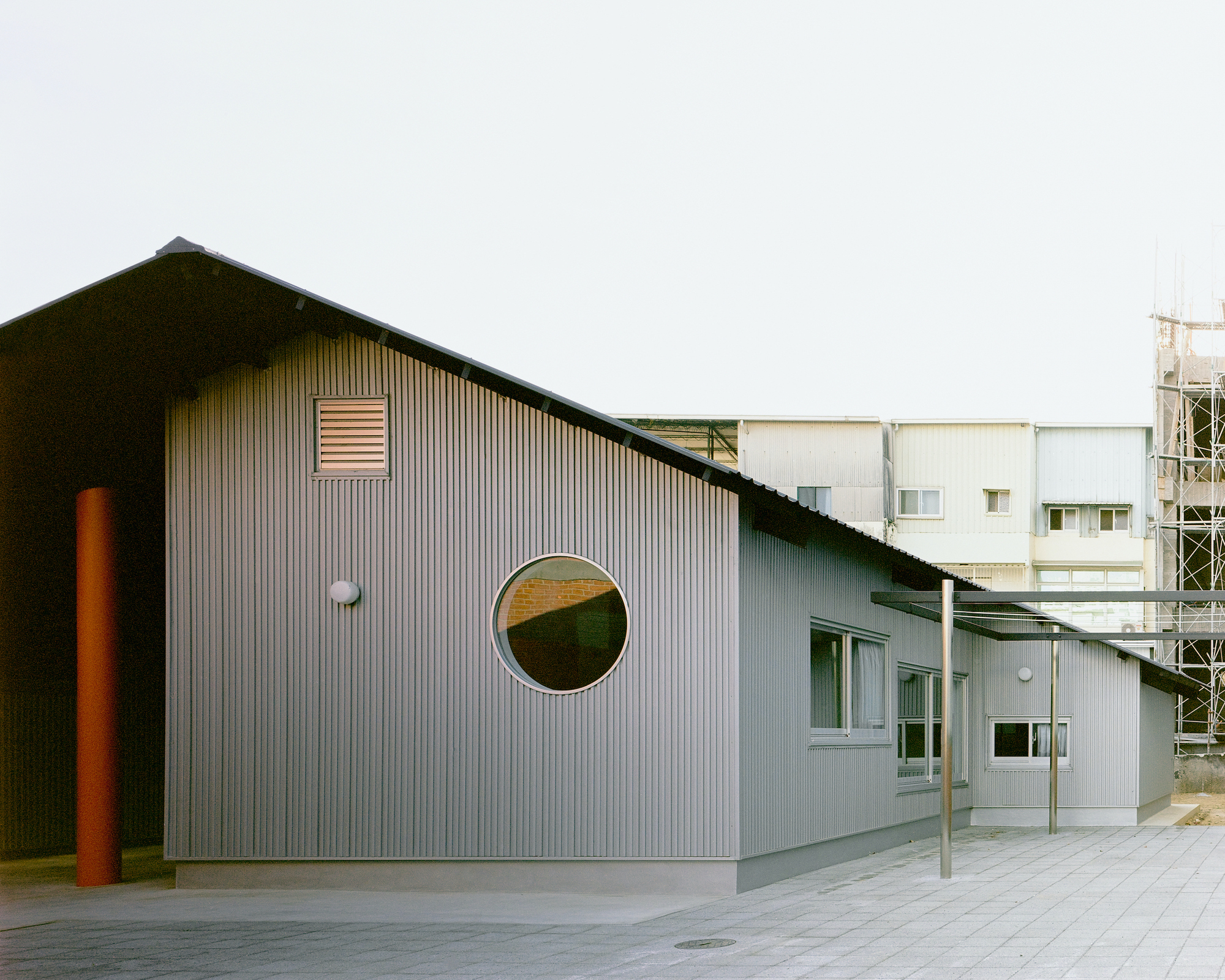 Double Roof House / Studio Tngtetshiu-30