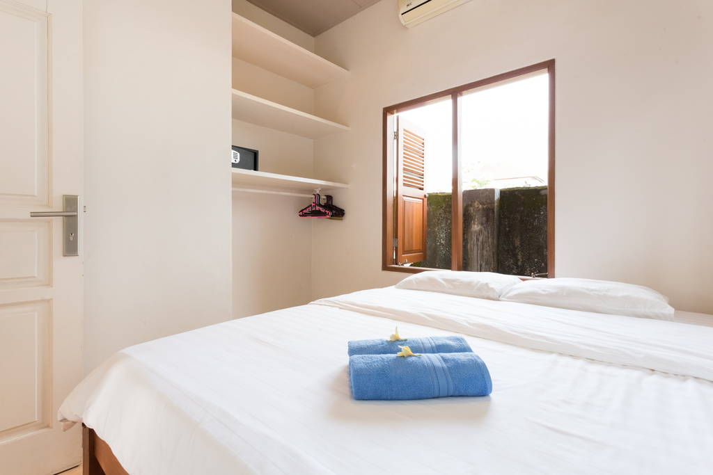 实用巴厘风格小屋与简易热带花园设计-11