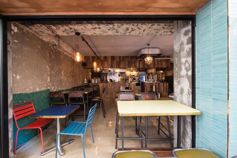 20 平米极简主义咖啡馆，裸露混凝土打造温馨空间-11