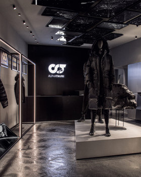 Anastasiya Gushchina丨服装店丨AlphaTauri Getreidegasse