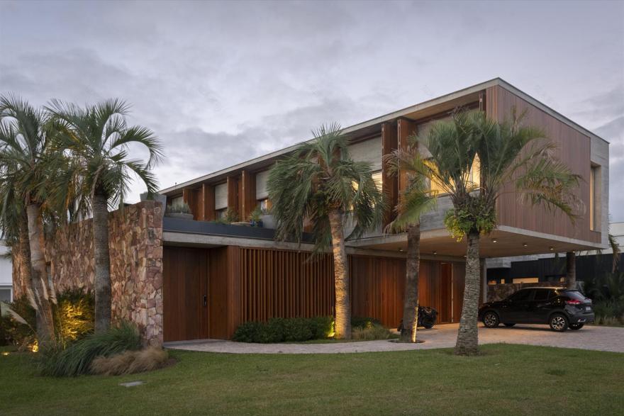 巴西 Pelotas 现代住宅 | 混凝土、木头和玻璃的完美融合-2