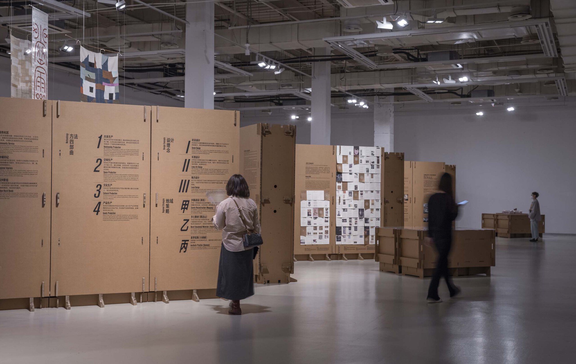 Exhibition Space Formed by Corrugated Cardboards / LUO studio-15