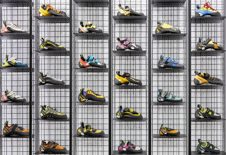 波兰 Poznan 地下攀岩装备店设计-29