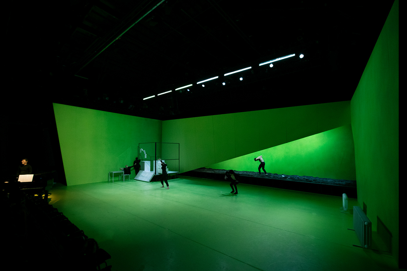 舞动冬日之旅——德国 Saarbrücken 国立歌剧院的舞蹈晚会设计-12