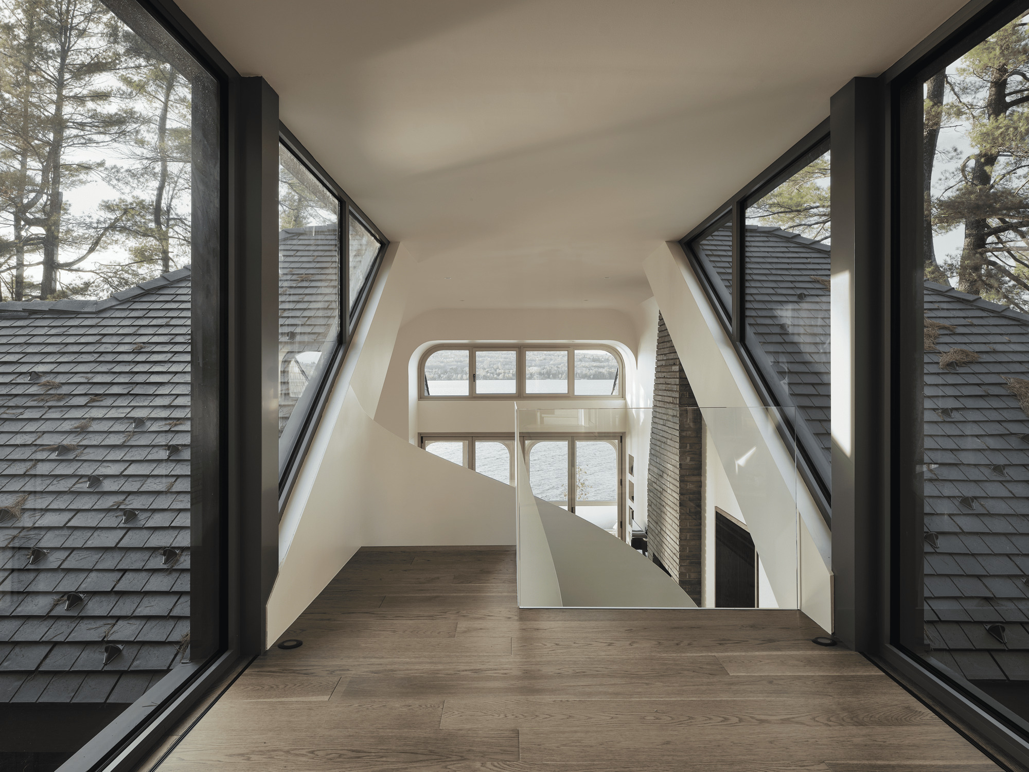 角屋；尖点之屋（注：Pointe在不同语境可能有角、尖端等意思，这里Maison de la Pointe直译为角之屋或尖端之屋，角屋表述相对简洁顺口，尖点之屋更体现原意，可根据具体背景选择） 丨加拿大丨YH2 Architecture-34