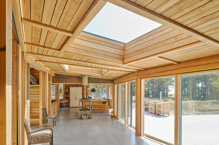 哥特兰海景度假屋 | 垂直木结构与大海的完美融合-17