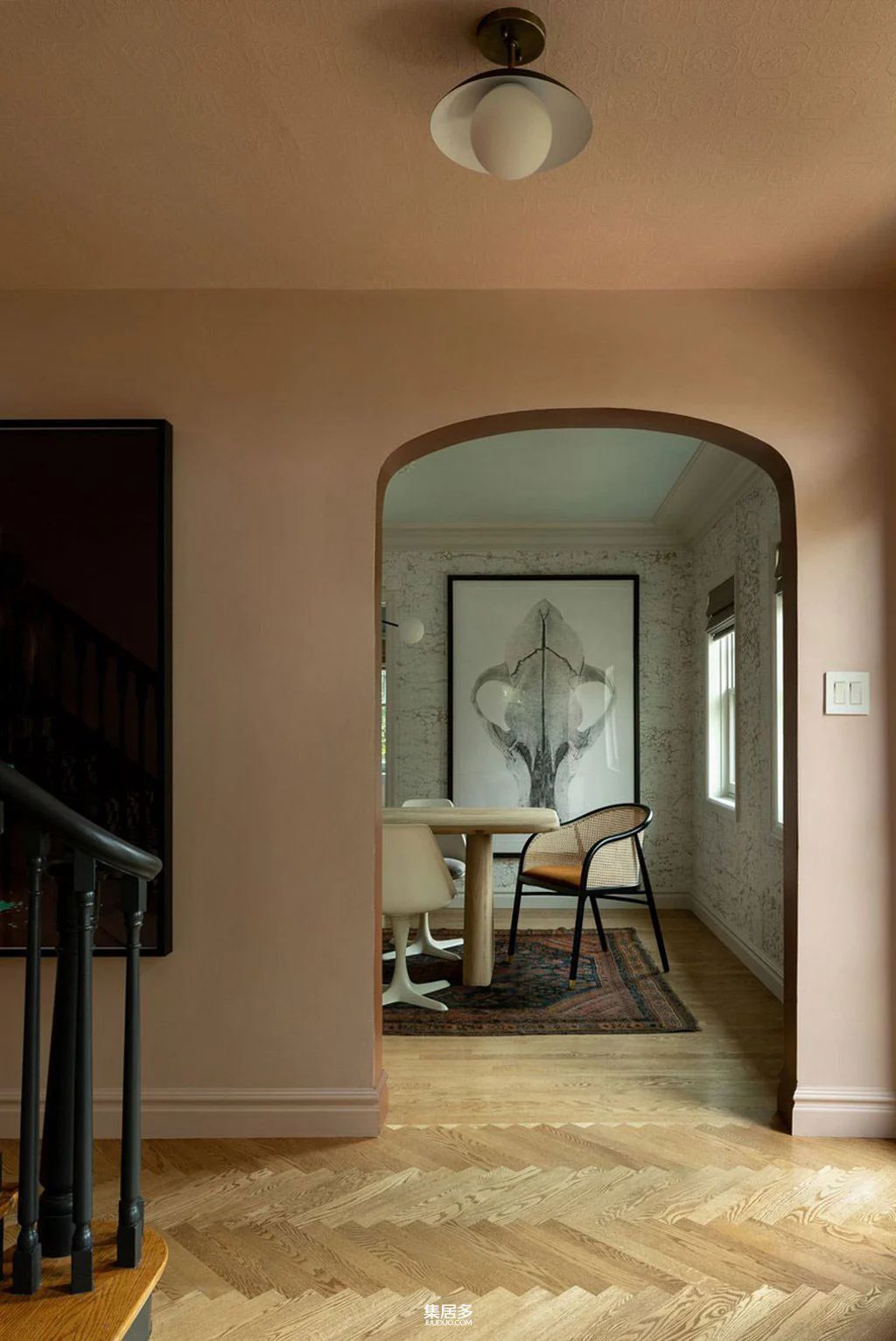 用原创设计师家具和时尚壁纸重新装饰的犹他州老房子-5