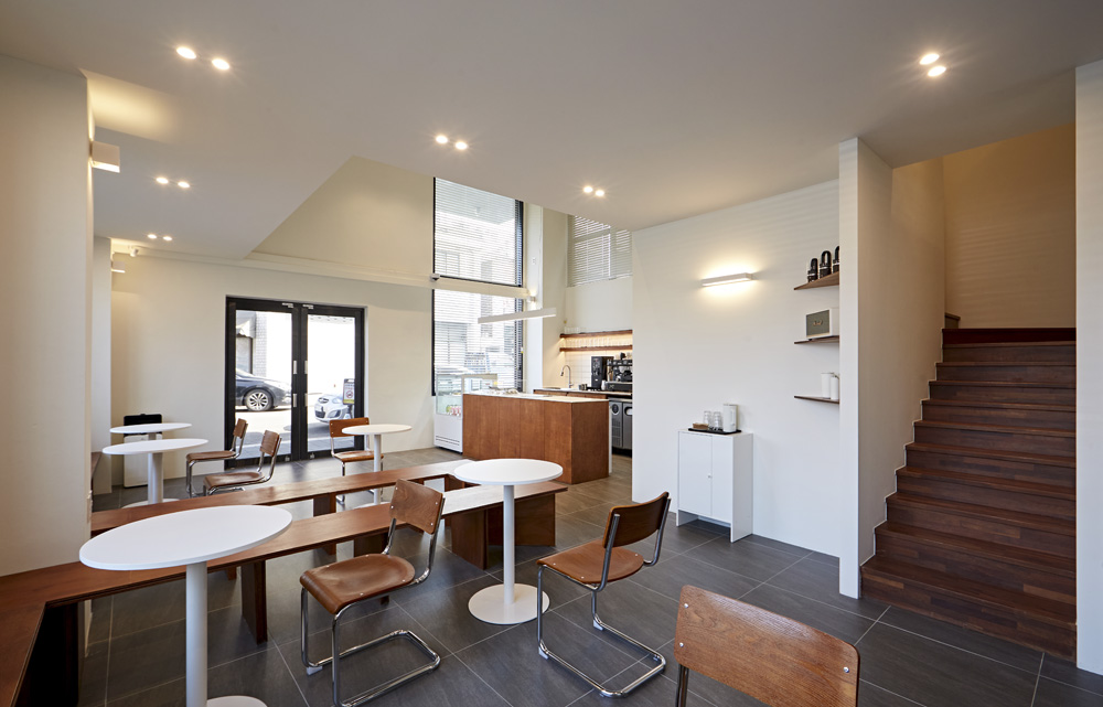 28 平极简双层咖啡馆，展现白色与木纹之美-8