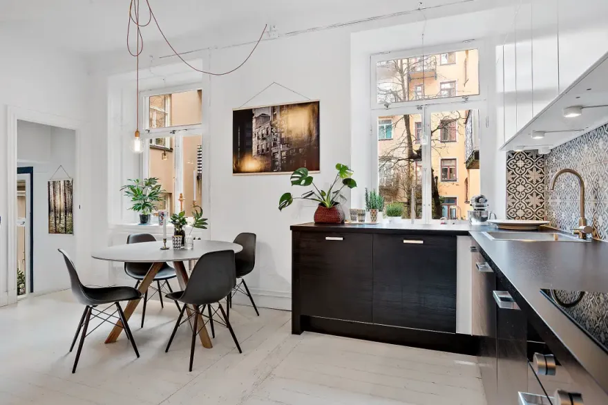 色彩强烈的两室一厅设计 | 深蓝与水泥的完美融合-3