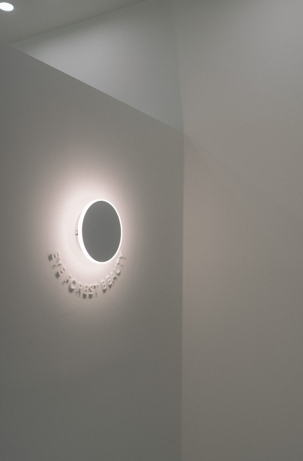 简约时尚 8 平米美妆店设计-19