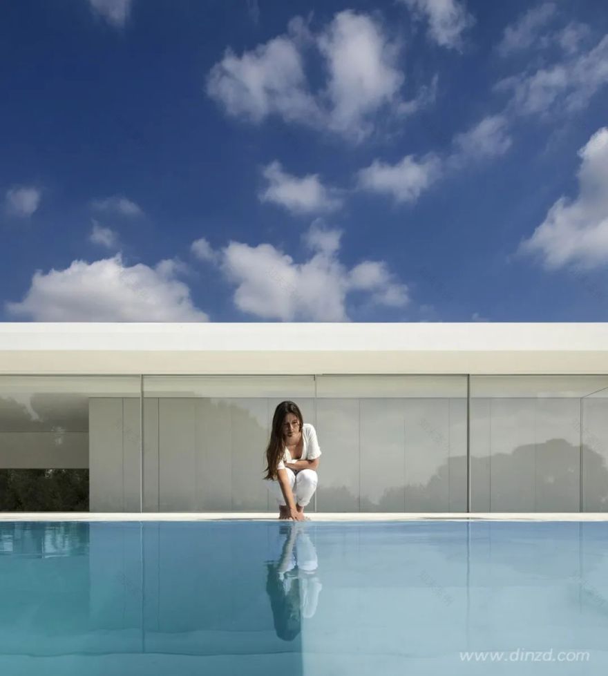 白色极简,融入自然的住宅设计-131