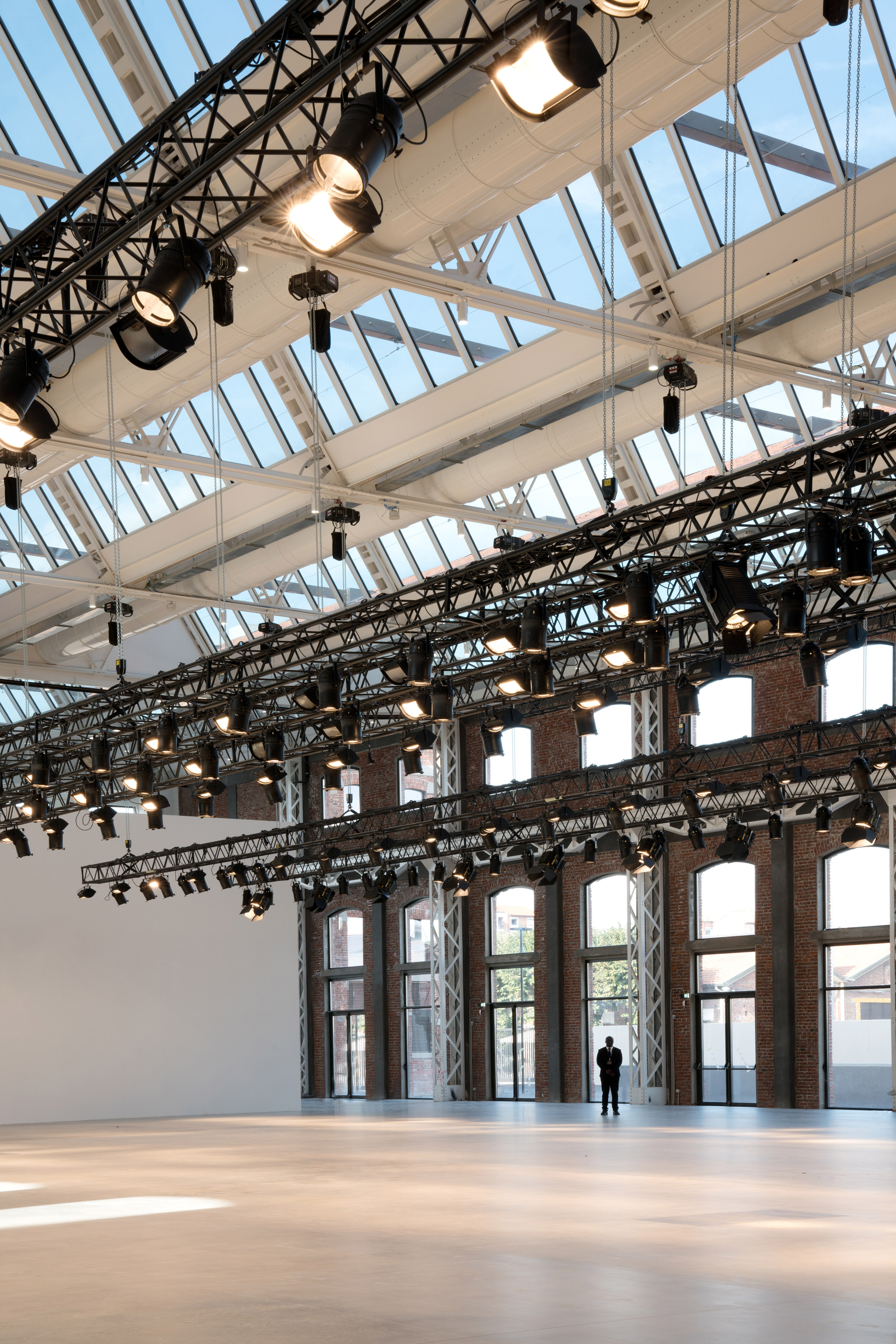 Piuarch transforms abandoned aircraft factory into Gucci headquarters-10