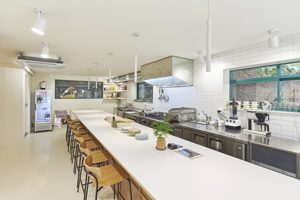 15 平米小巧咖啡厅，极简设计中的视觉盛宴-7