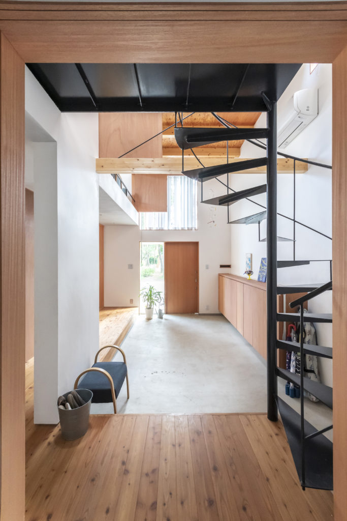 外にも中にも視線が抜けるおおらかなつくりで人が集まる家 | Architecture | 100%LiFE-7