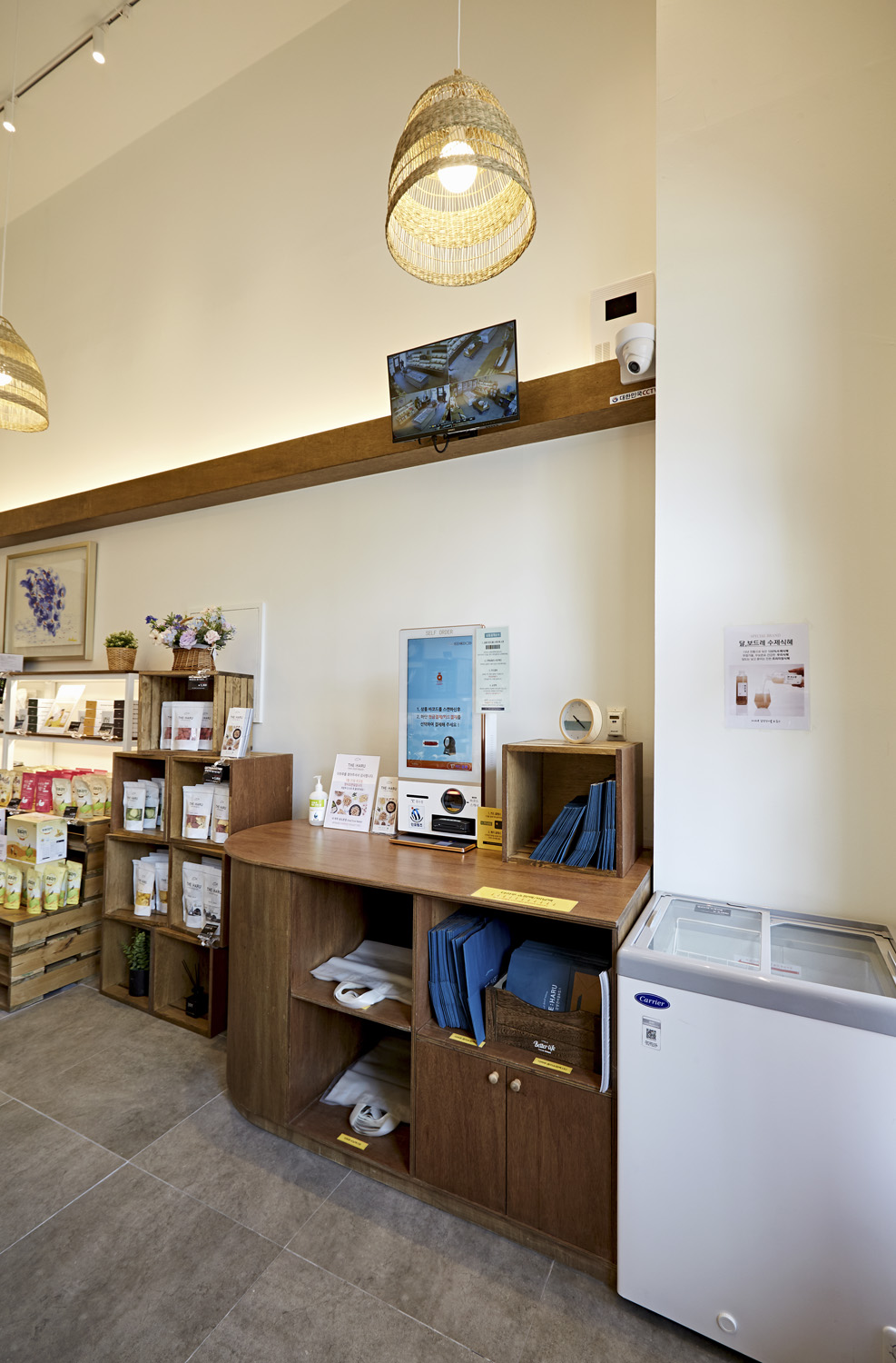 10 坪无人超市的白色与木纹之美-12