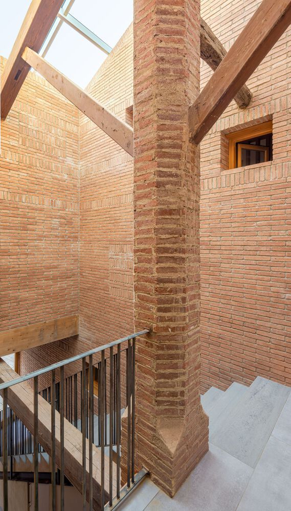 西班牙 Sant Esteve de Palautordera 老舞厅改造公寓楼-38