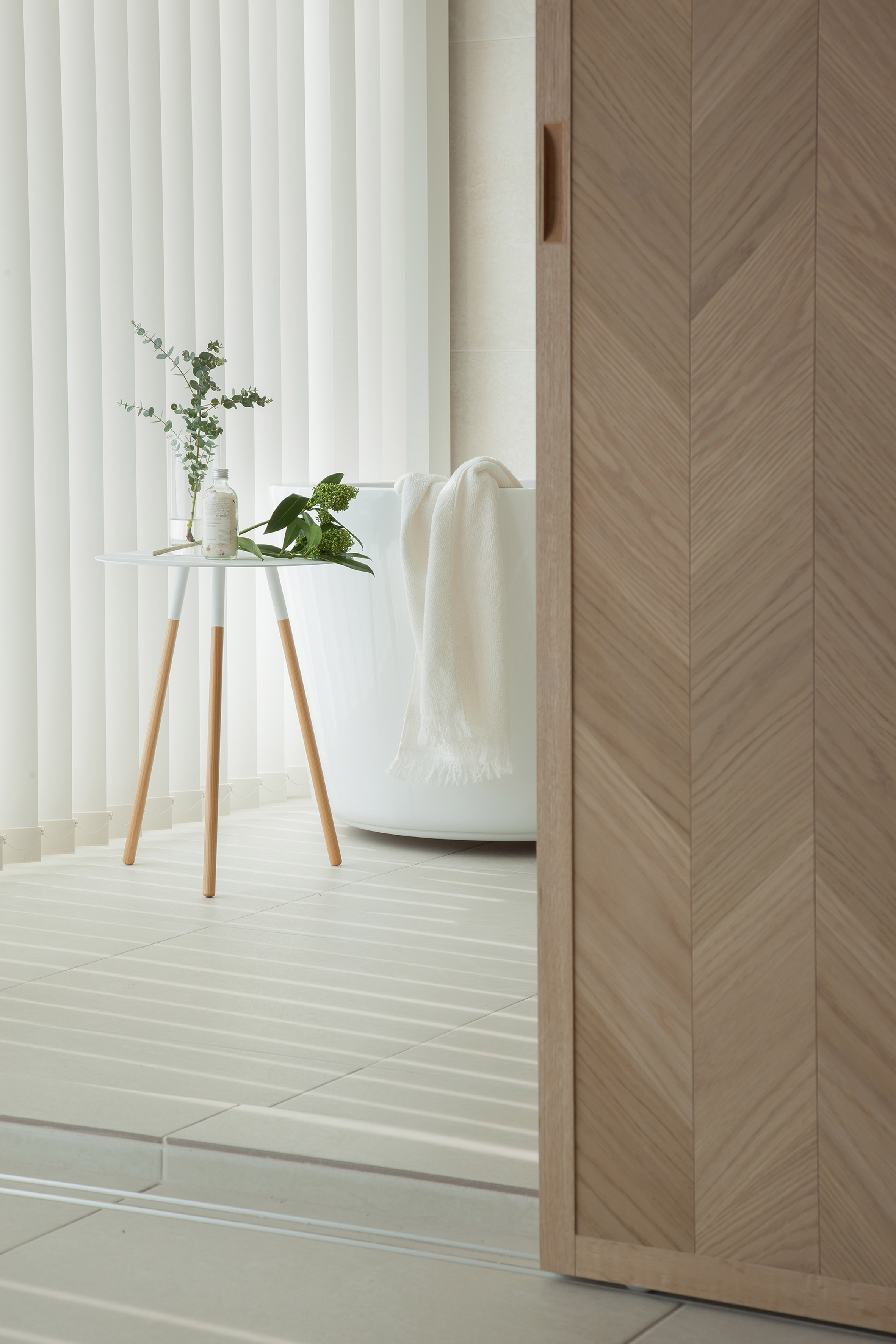 Hiroyuki Ogawa Architects divides up tiny apartment with sliding screens-4