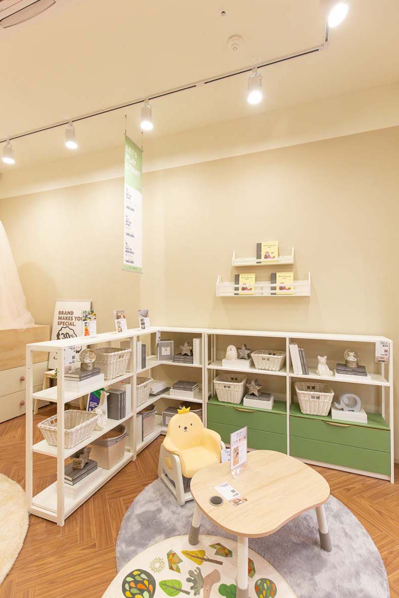 90 平米的购物商场，以品牌颜色为主题的室内设计-18