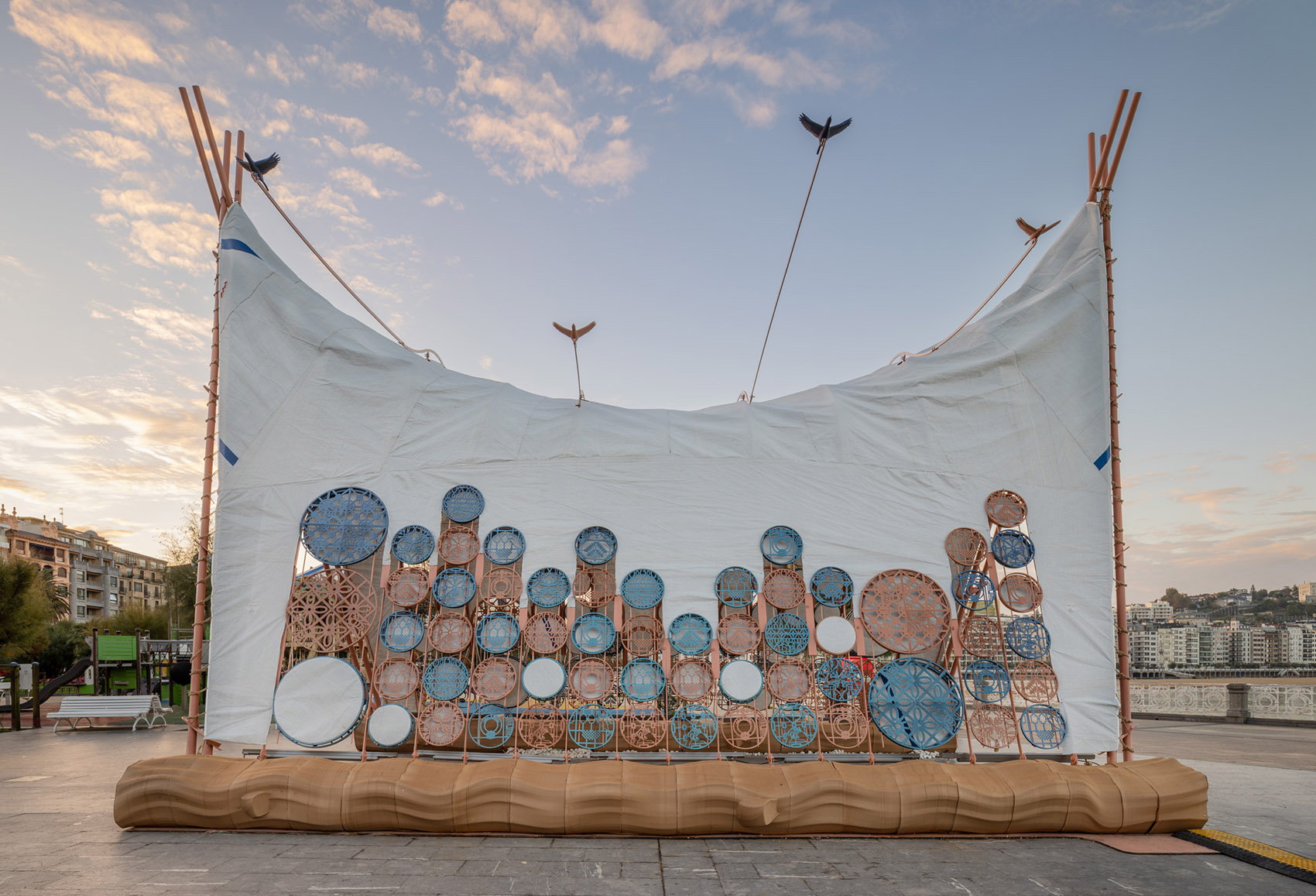 《轻盈与抗议》装置丨Izaskun Chinchilla Architects-4