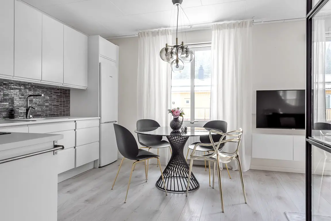 黑粉佳人 | 瑞典大胆用色公寓设计-5