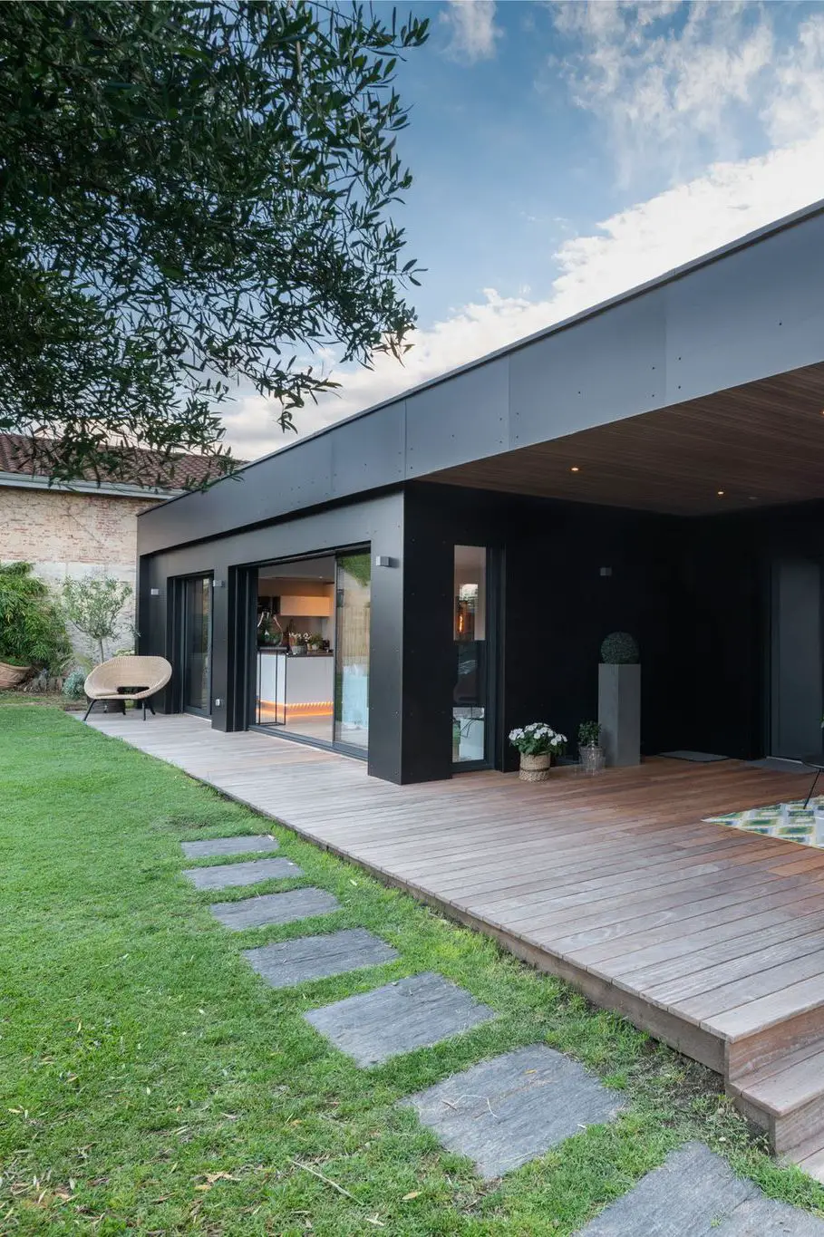 法国西南部黑色木结构现代住宅扩建-15
