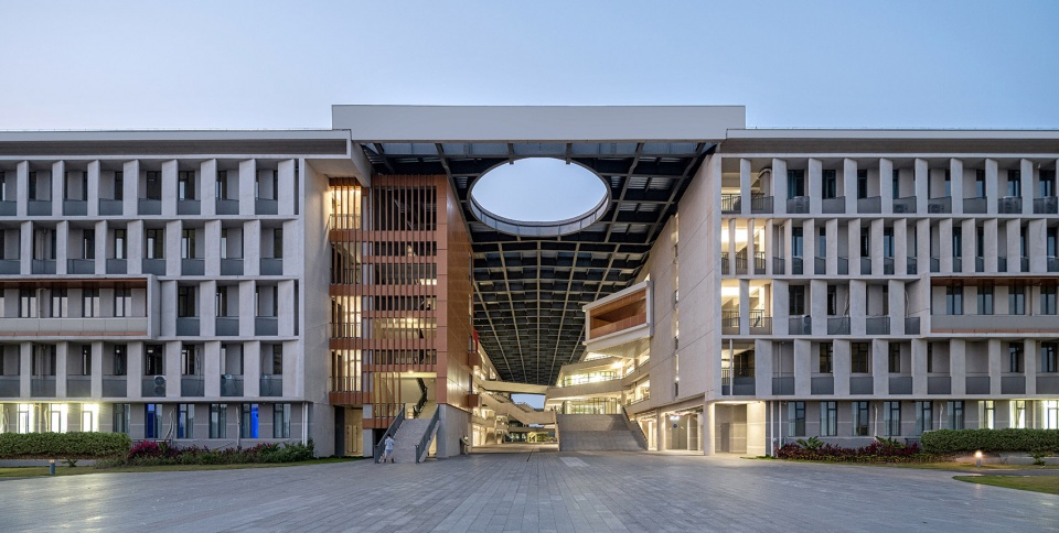 广东石油化工学院公共教学组团——依山傍水,打造生态校园-55