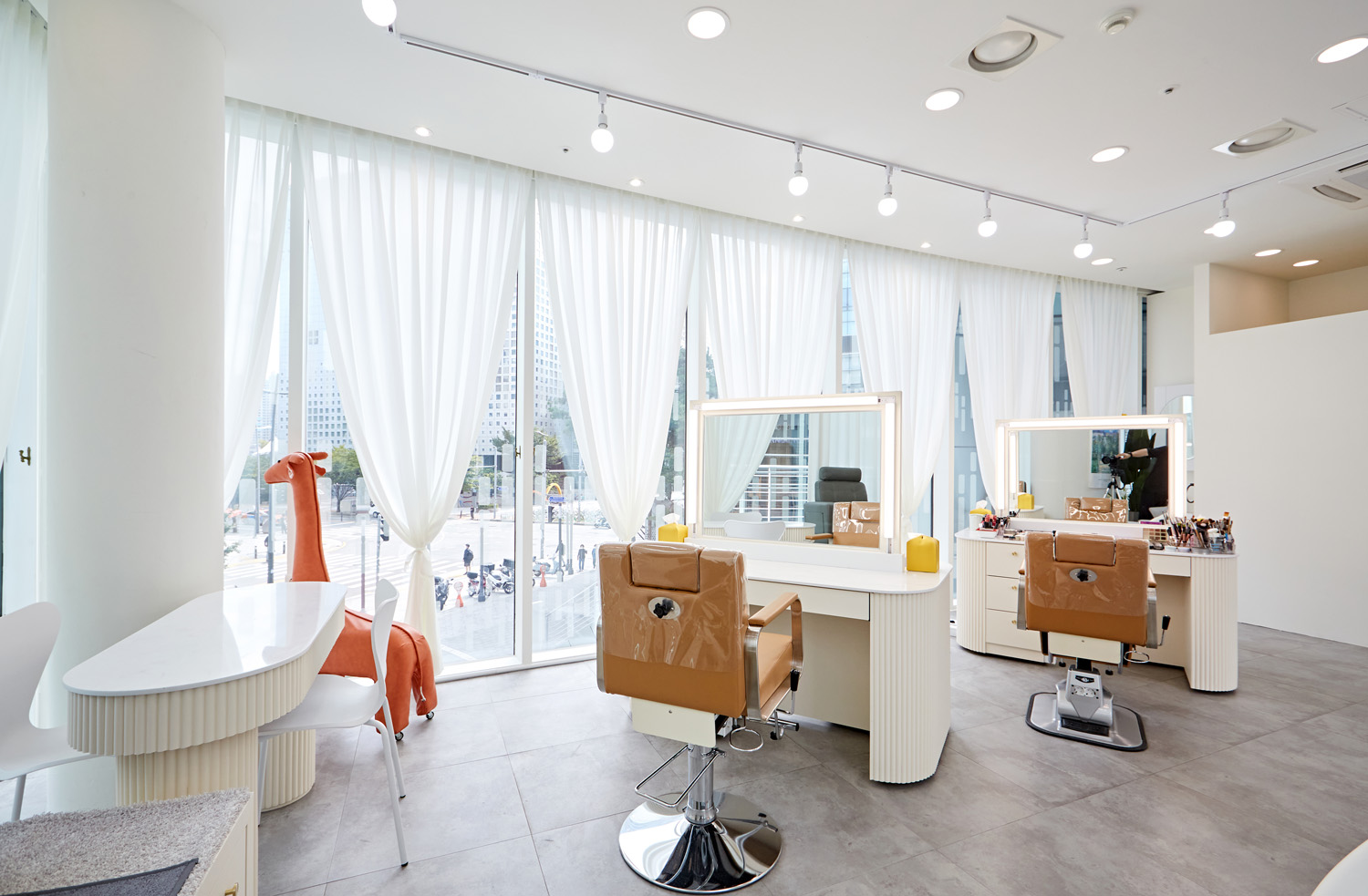 白色简约设计，打造 12 平米工作室的魅力-5