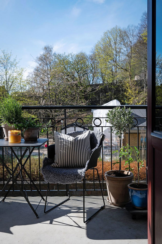 斯堪的纳维亚风格公寓的亮丽条纹沙发-8