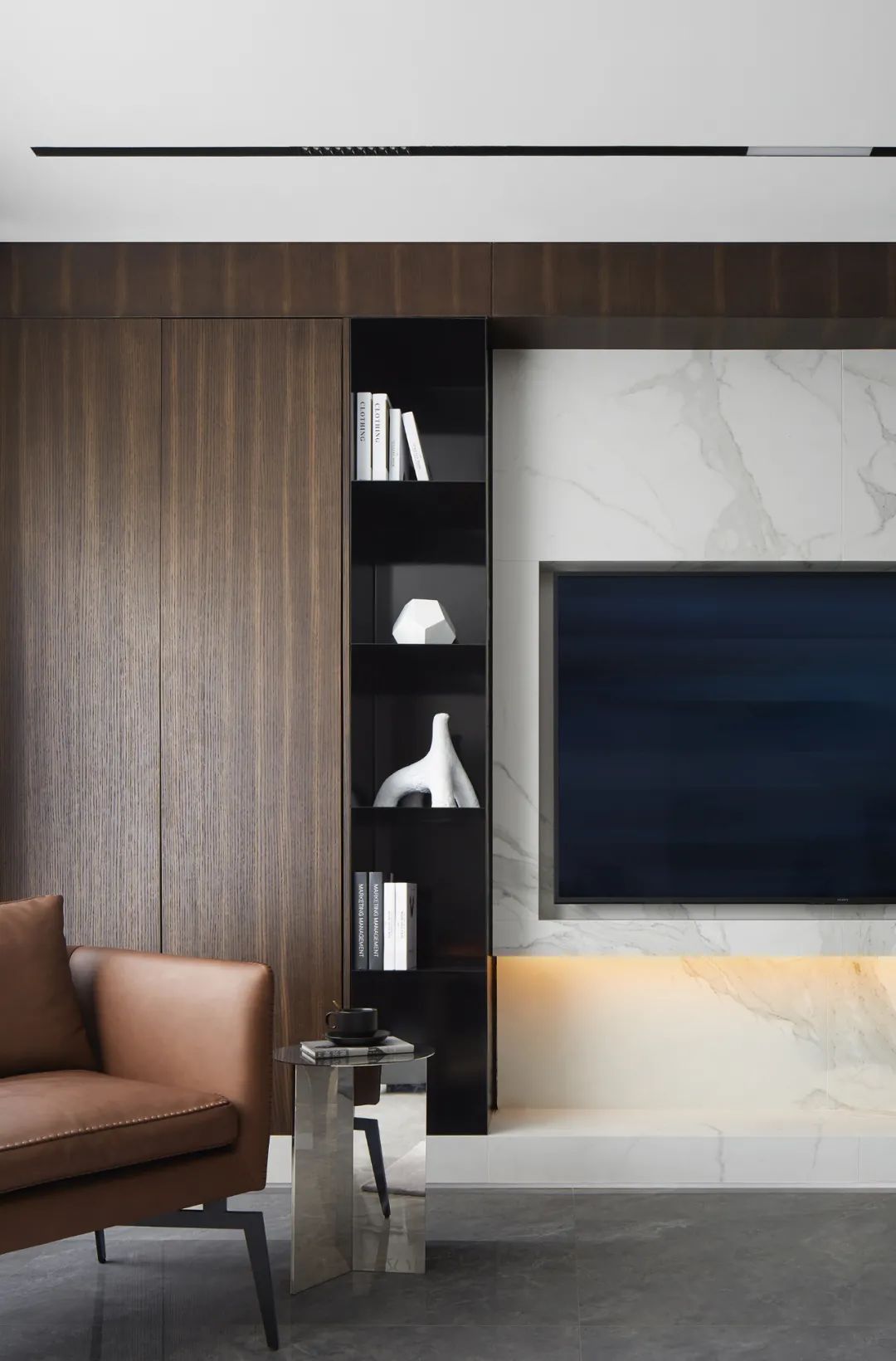 圣日尔曼大道的极简浪漫 | 黑白灰++ 铁锈红的家-0