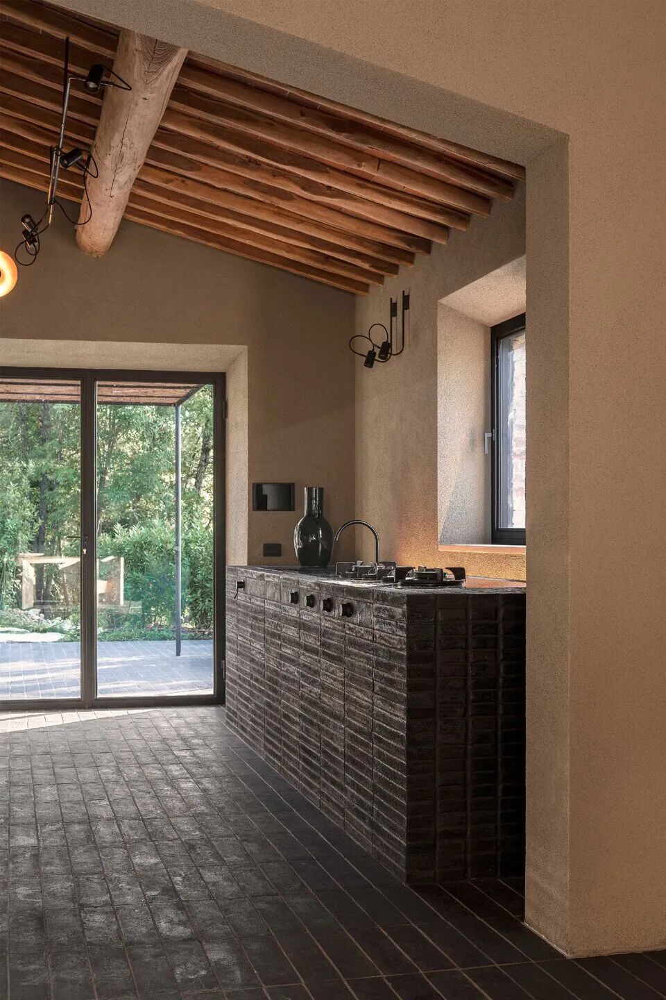 卡萨拉斯玛格丽塔斯公寓（Casa常见指房子、公寓等，由于缺乏更多背景信息，一般以公寓来常见处理，但根据具体场景这里也可能表示其他场所；Las Margaritas音译过来是拉斯玛格丽塔斯 ，它可能是具体的人名、地名等，可根据实际情况进一步确认指代对象及更合适的译法，如果是酒店、度假村等也可纠正信息重新让我翻译 ）丨哥伦比亚丨Trópico Arquitectura-77