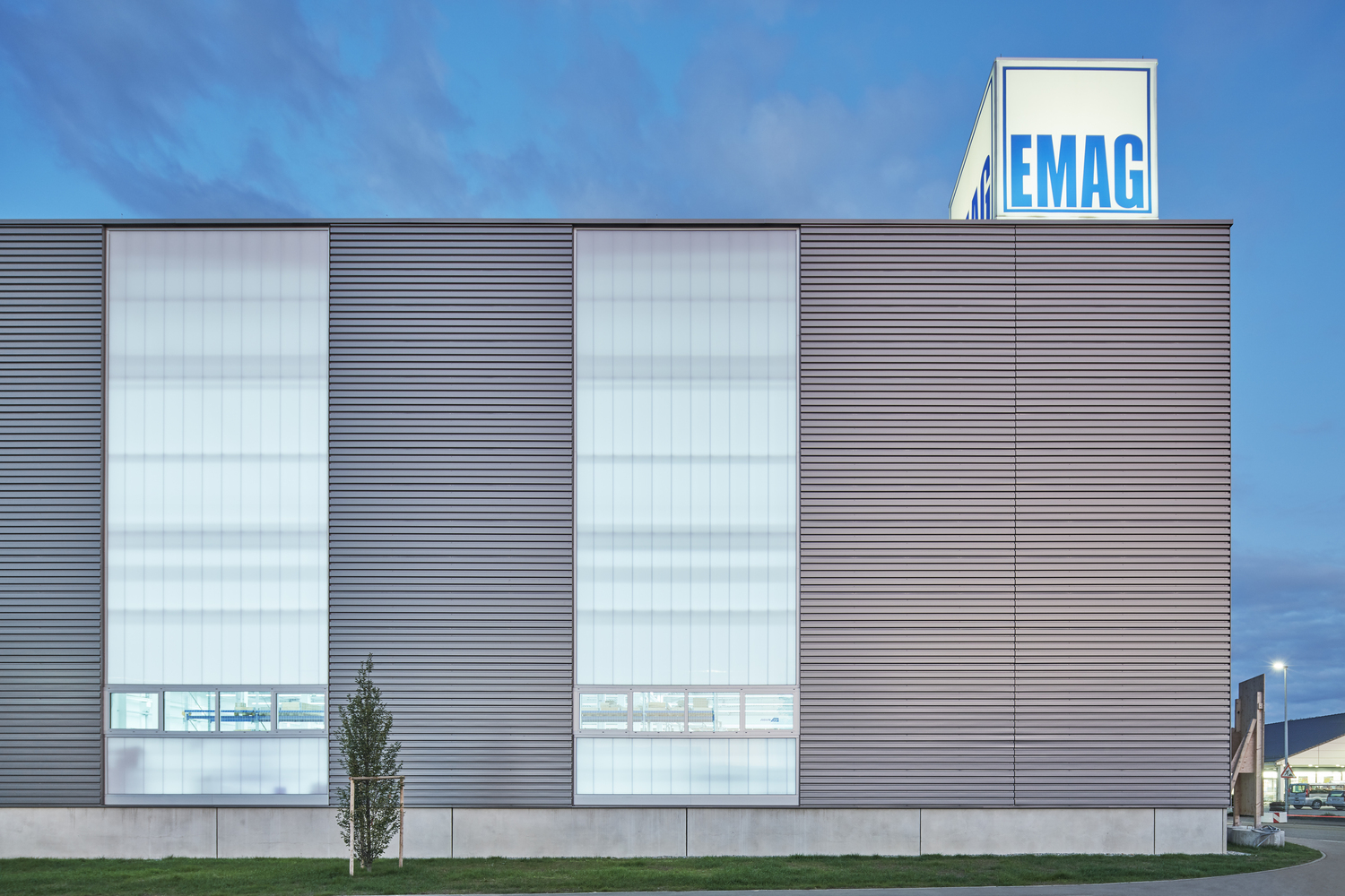 德企 EMAG 总部扩建，生产办公一体化呈现现代工业风-33