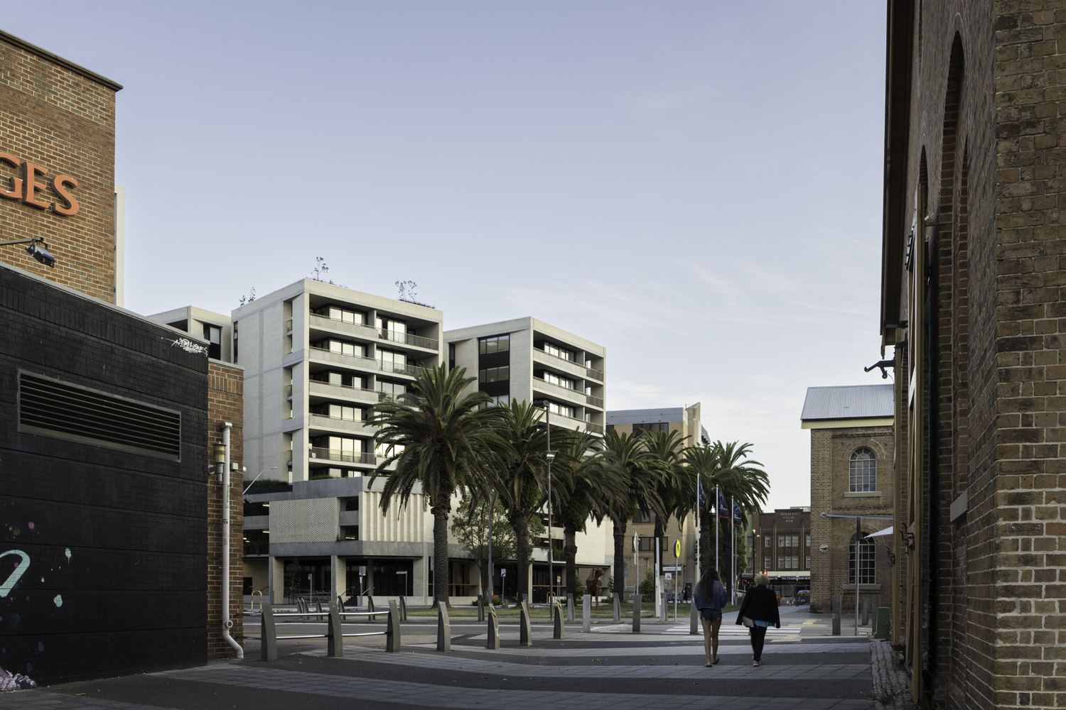 十字路口;人行横道;渡口;(海洋等的)横渡 (由于不清楚具体语境,这里给出几种常见释义,若有具体背景信息可进一步准确翻译) 丨澳大利亚纽卡斯尔丨De Rome,Dezignteam-2