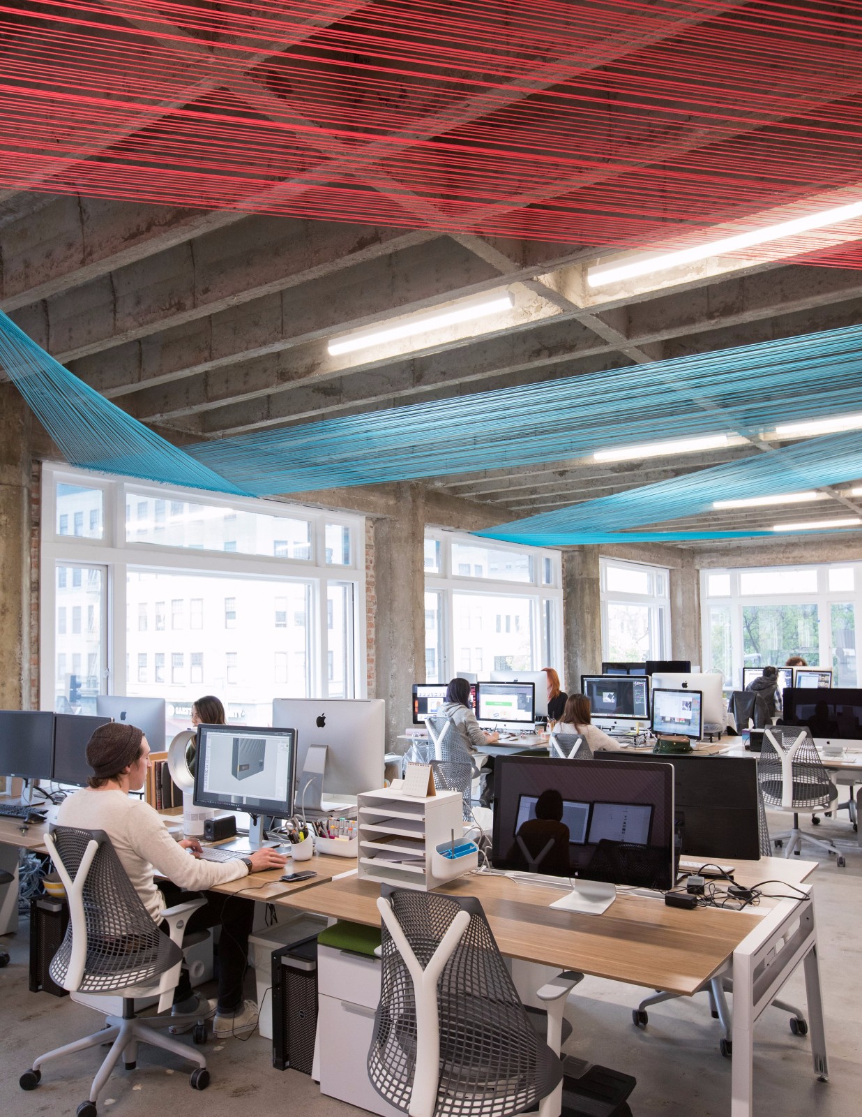 彩色“琴弦”装点的办公空间-10