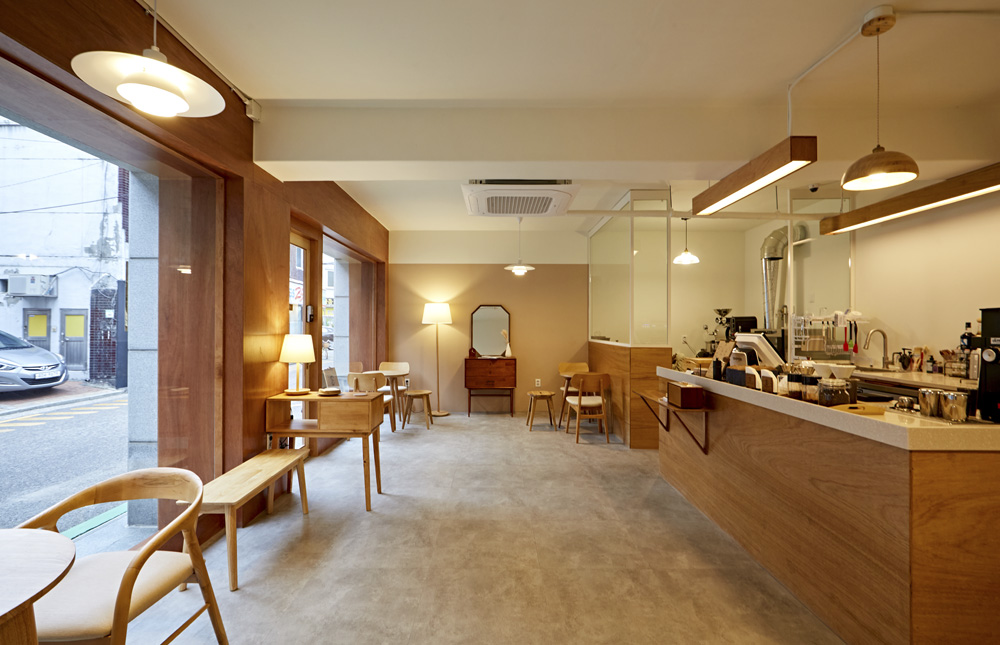 梦幻般的木质咖啡馆 | 13 平米的小空间大魅力-7