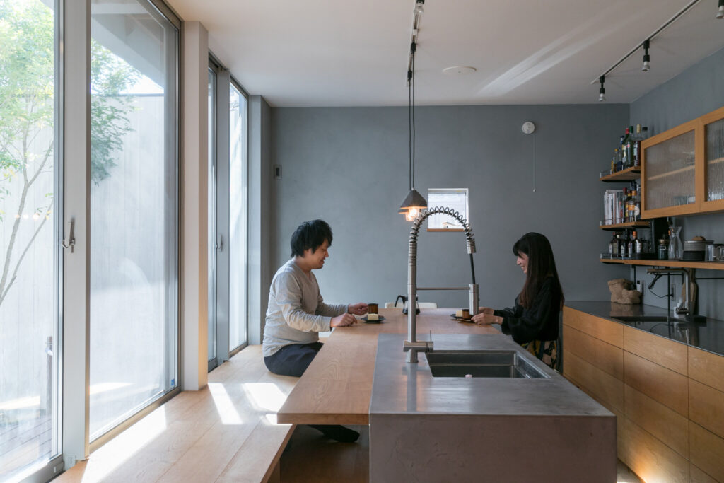 薪ストーブのあるピットリビング　外とのつながりがくつろぎを生む “共有”の空間と時間を作る家 | Style of Life | 100%LiFE-9