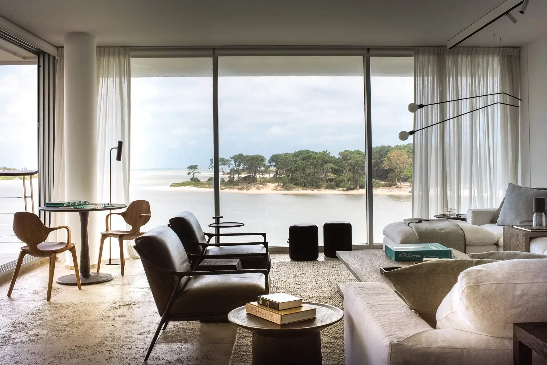 乌拉圭度假公寓 | 简约灰白空间,尽享水景之美-1