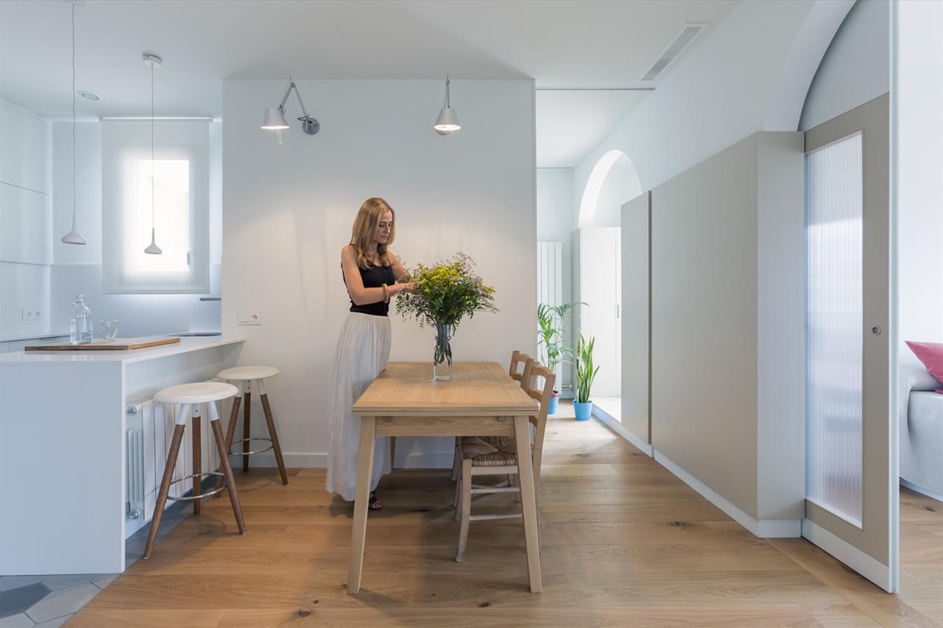 巴塞罗那工业风公寓设计,自然光与空间的完美融合-1