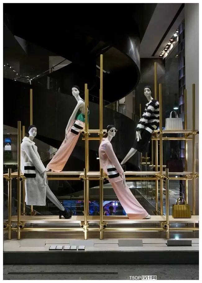 当脚手架和高高的橱窗遇到一起-5