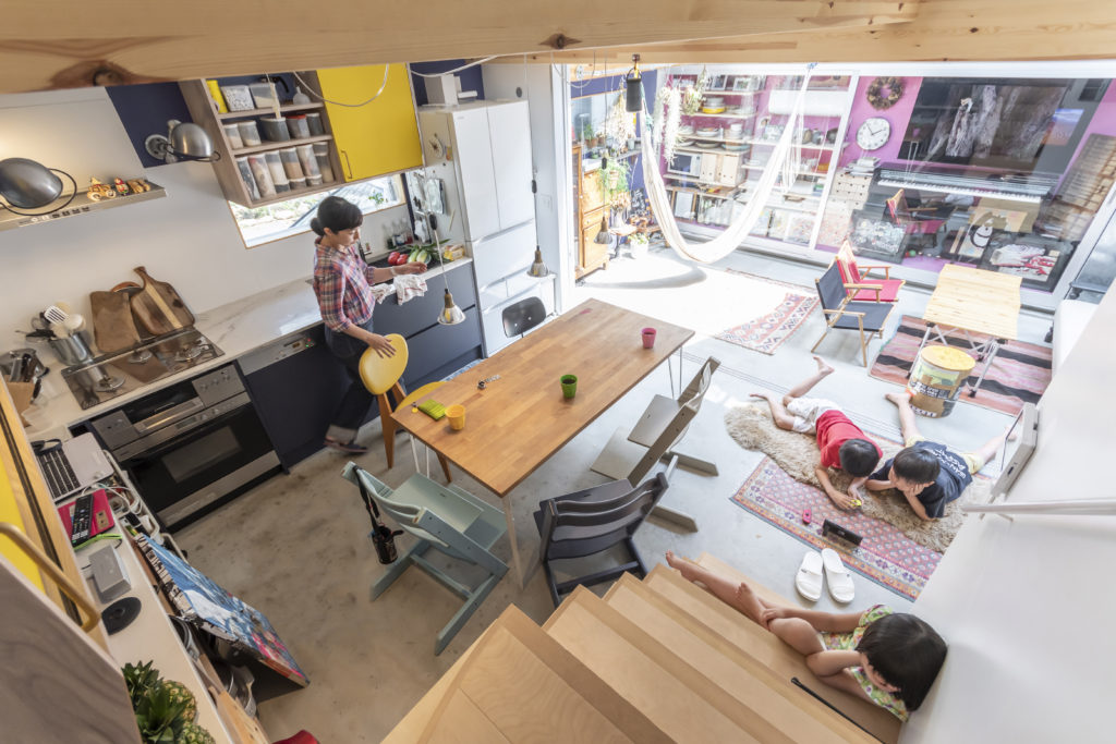 漫画の世界にも通ずる住空間リビングが外にあって、直接空を望める家で暮らす | Outdoor | 100%LiFE-12