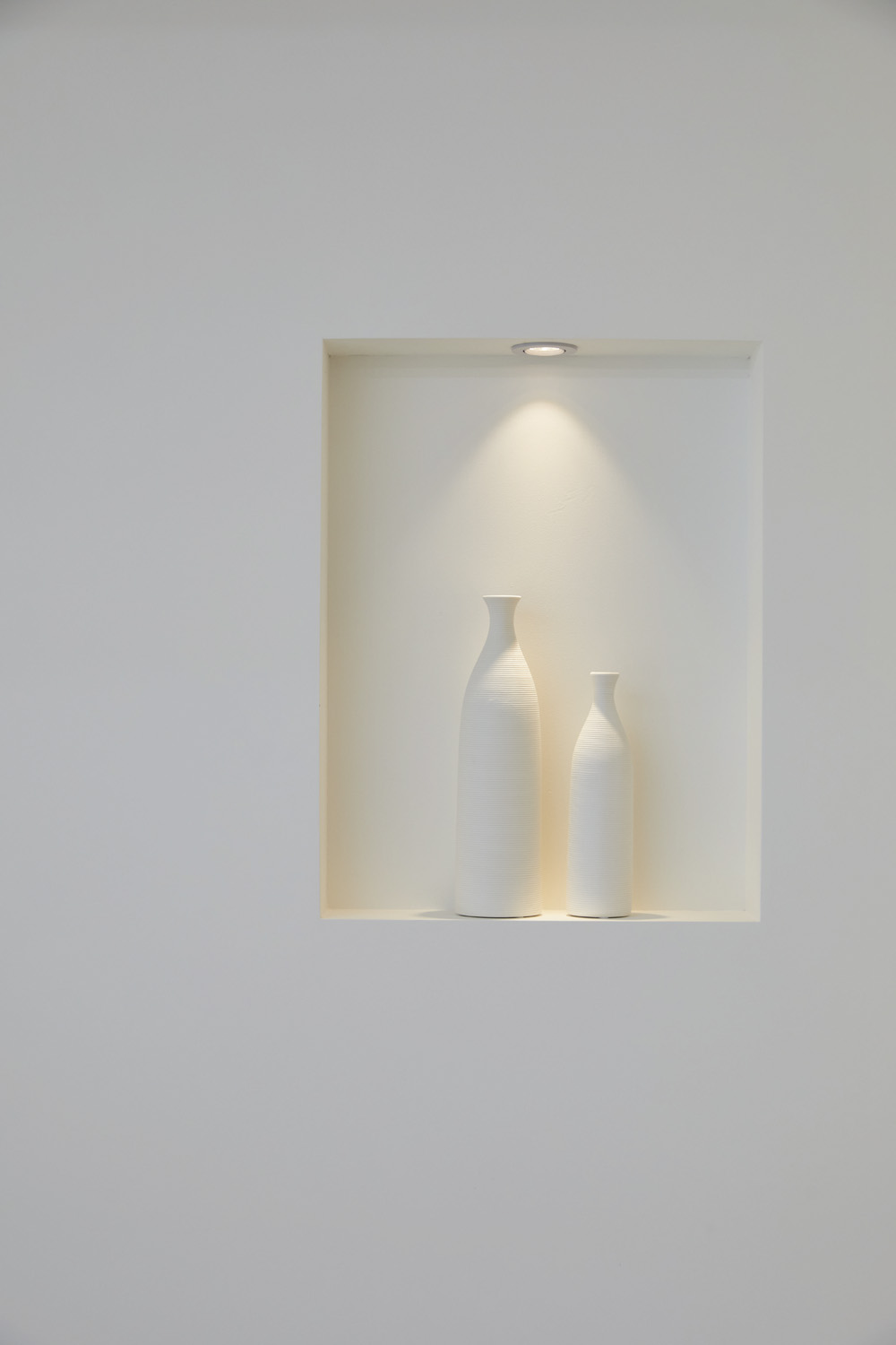 白色梦幻 | 20 平米迷你衣帽间的优雅设计-11