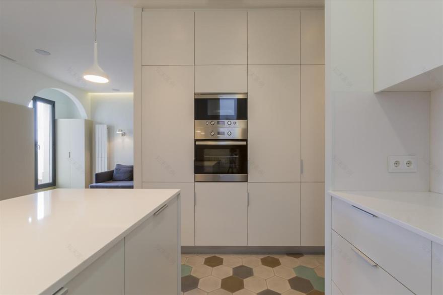 巴塞罗那工业风公寓设计,自然光与空间的完美融合-14