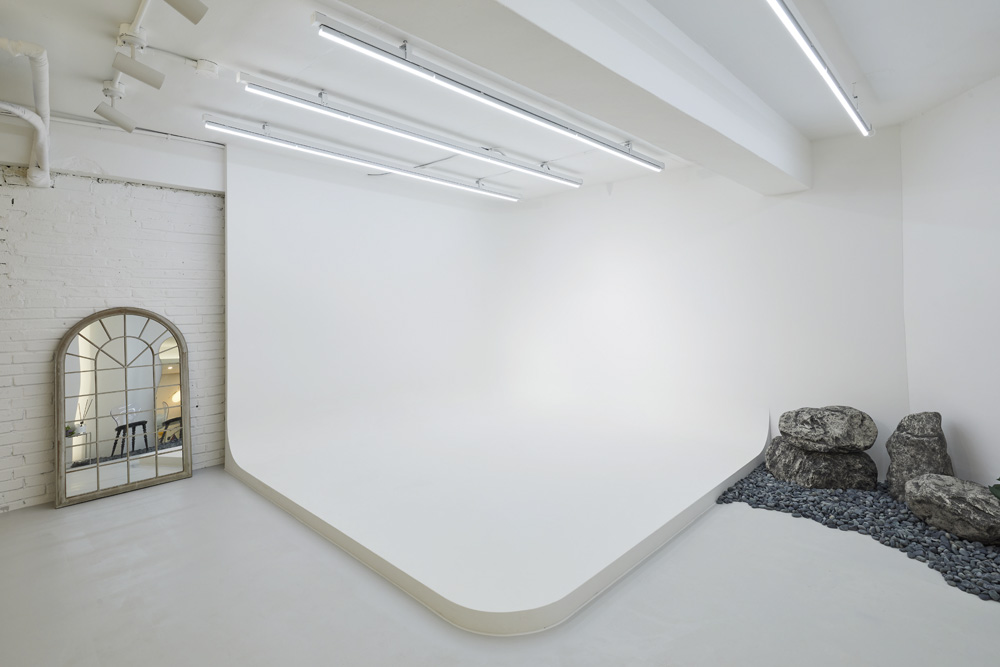 白色梦幻 | 20 平米迷你衣帽间的优雅设计-4