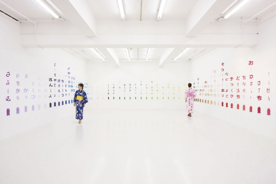 彩纸映衬下的“语言的世界”可尔必思 100 周年装置艺术展-35