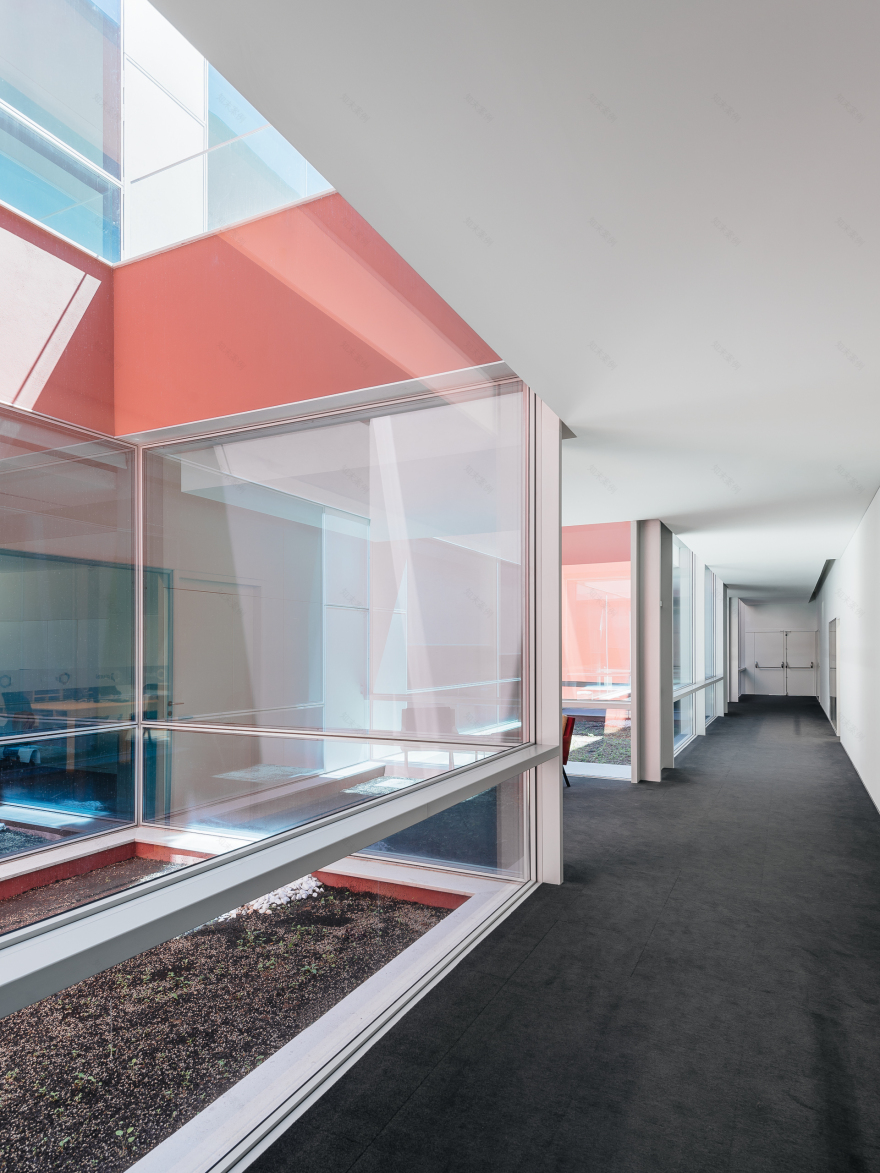 葡萄牙 Plural 药店总部物流中心,古今交融的办公建筑-47