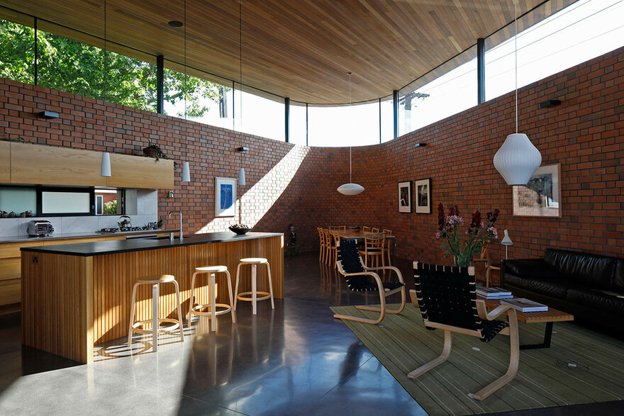 砖墙围合的中央泳池庭院屋-21