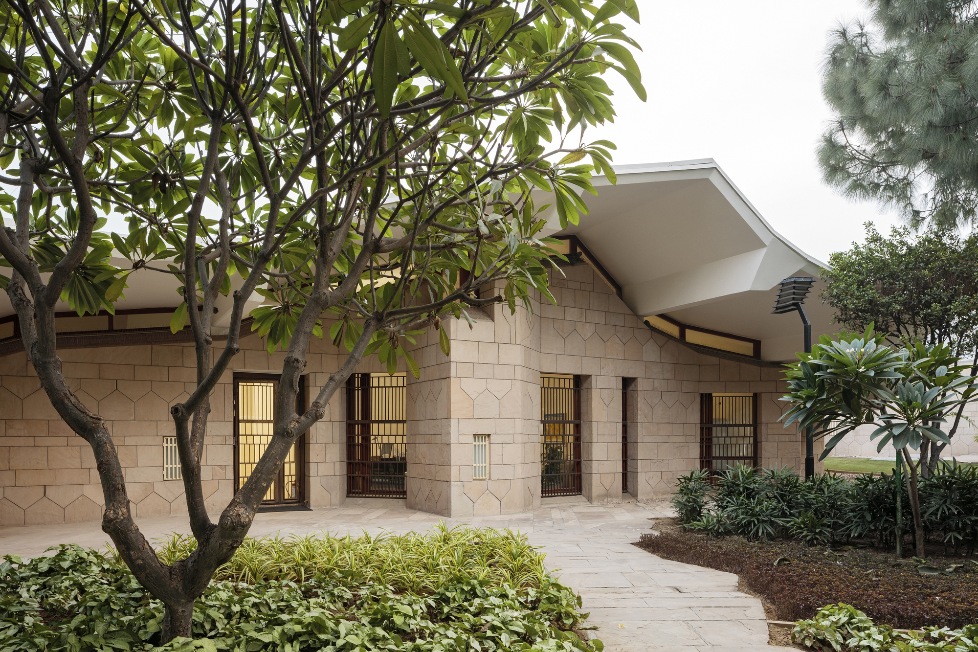 ALA Architects 巧手回春：芬蘭駐印度大使館的修復工程，尊重並延續 Reima 和 Raili Pietilä 原始設計，結合現代化設施與在地元素，讓歷史建築重現光彩 | FAM-11