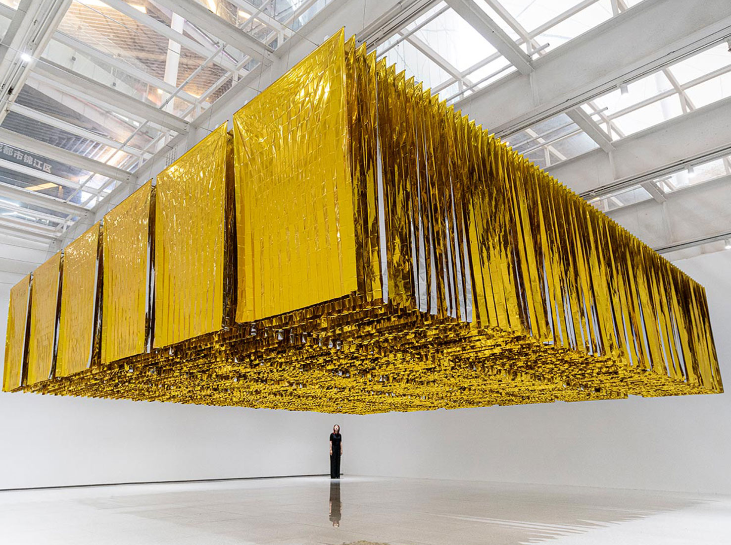 Золотые аварийные одеяла в инсталляции: уникальные художественные шедевры-5